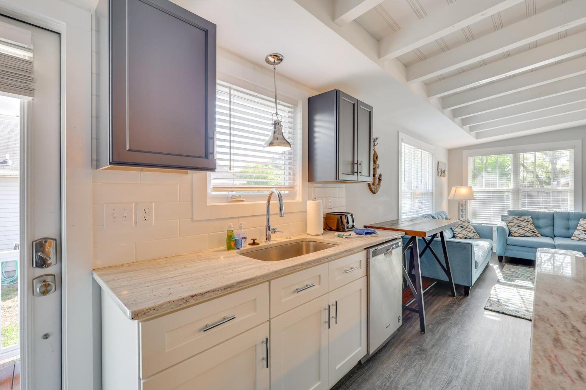 Modern Oak Island Escape 1 Mile To Long Beach! المظهر الخارجي الصورة