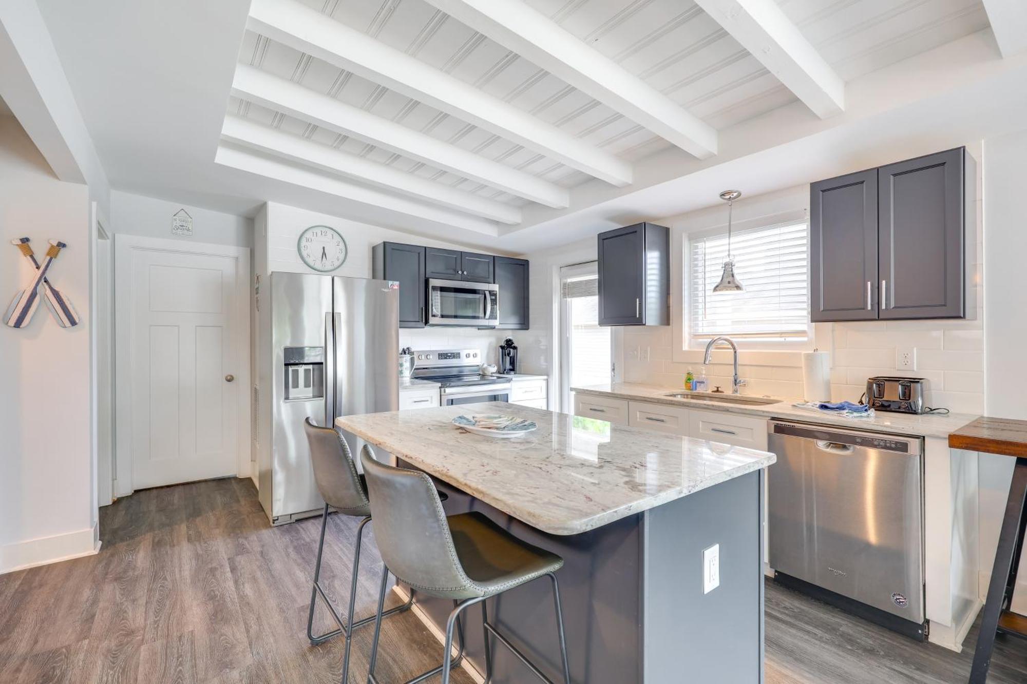 Modern Oak Island Escape 1 Mile To Long Beach! المظهر الخارجي الصورة