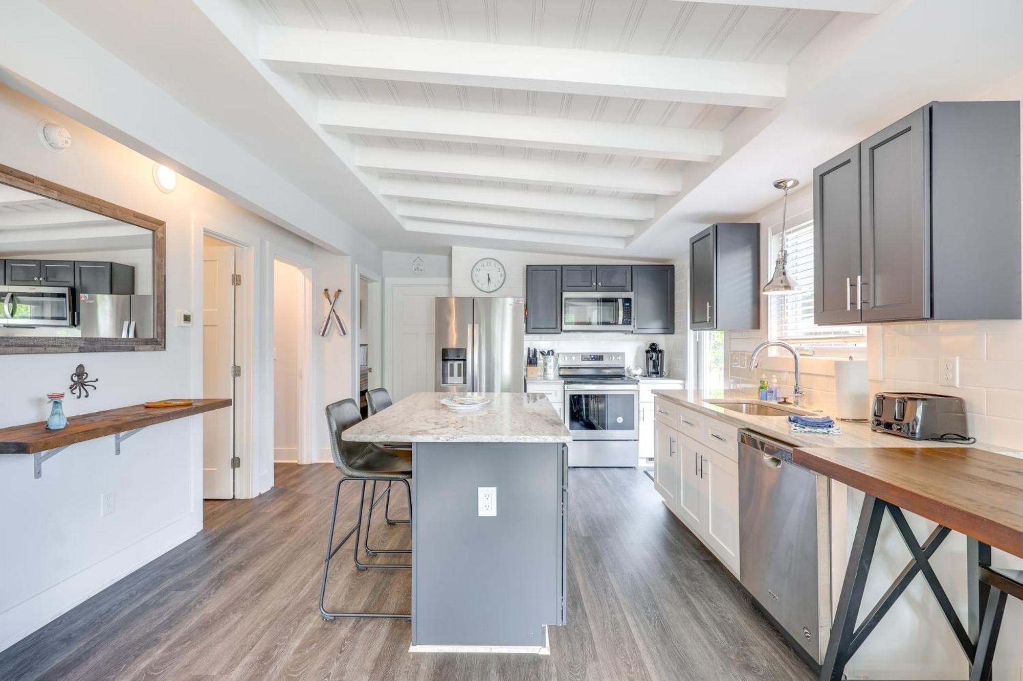 Modern Oak Island Escape 1 Mile To Long Beach! المظهر الخارجي الصورة